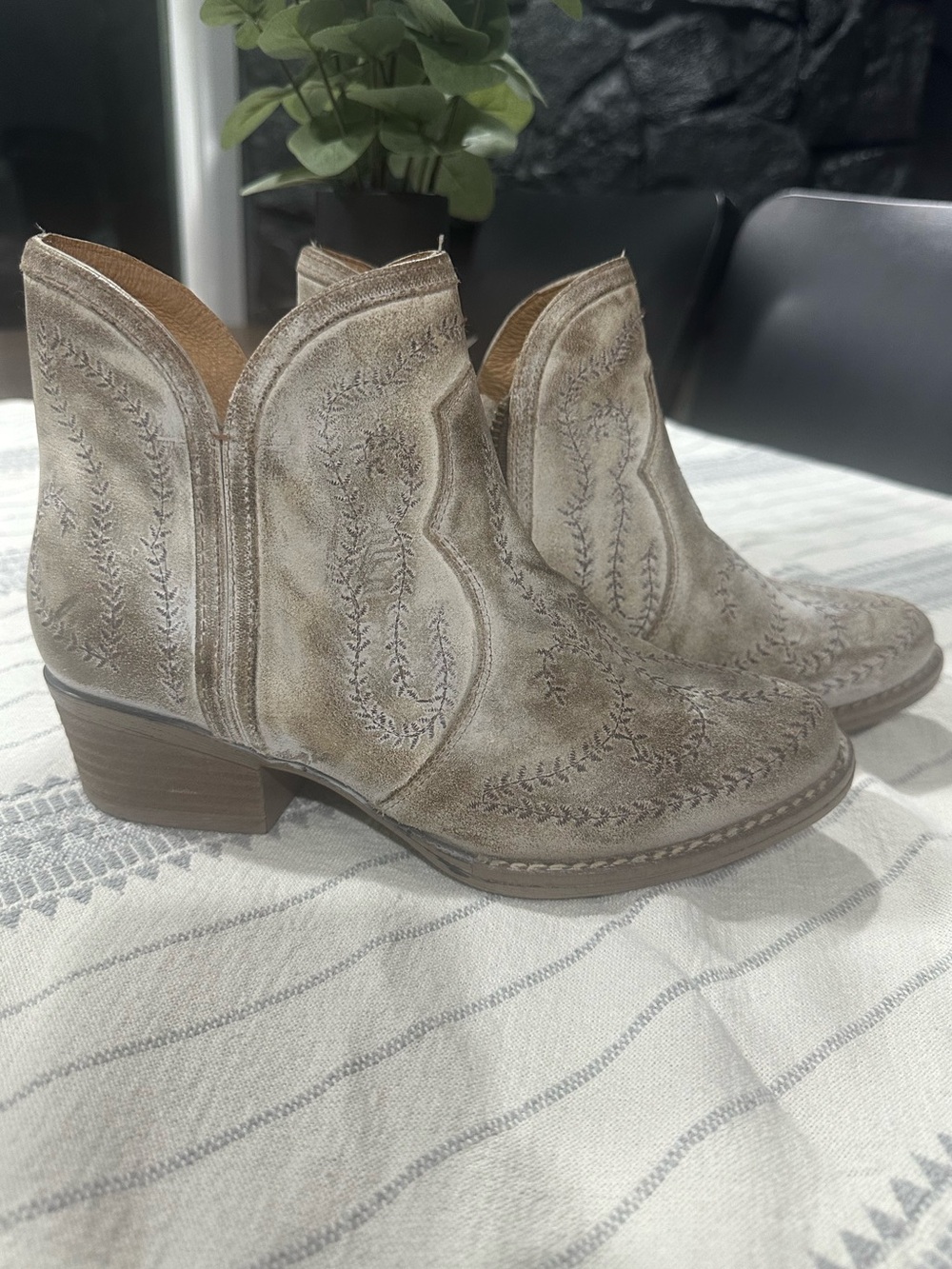 Sterling River Western Boho Women's Taupe Embroidered Ankle Bootie Sz 7.5